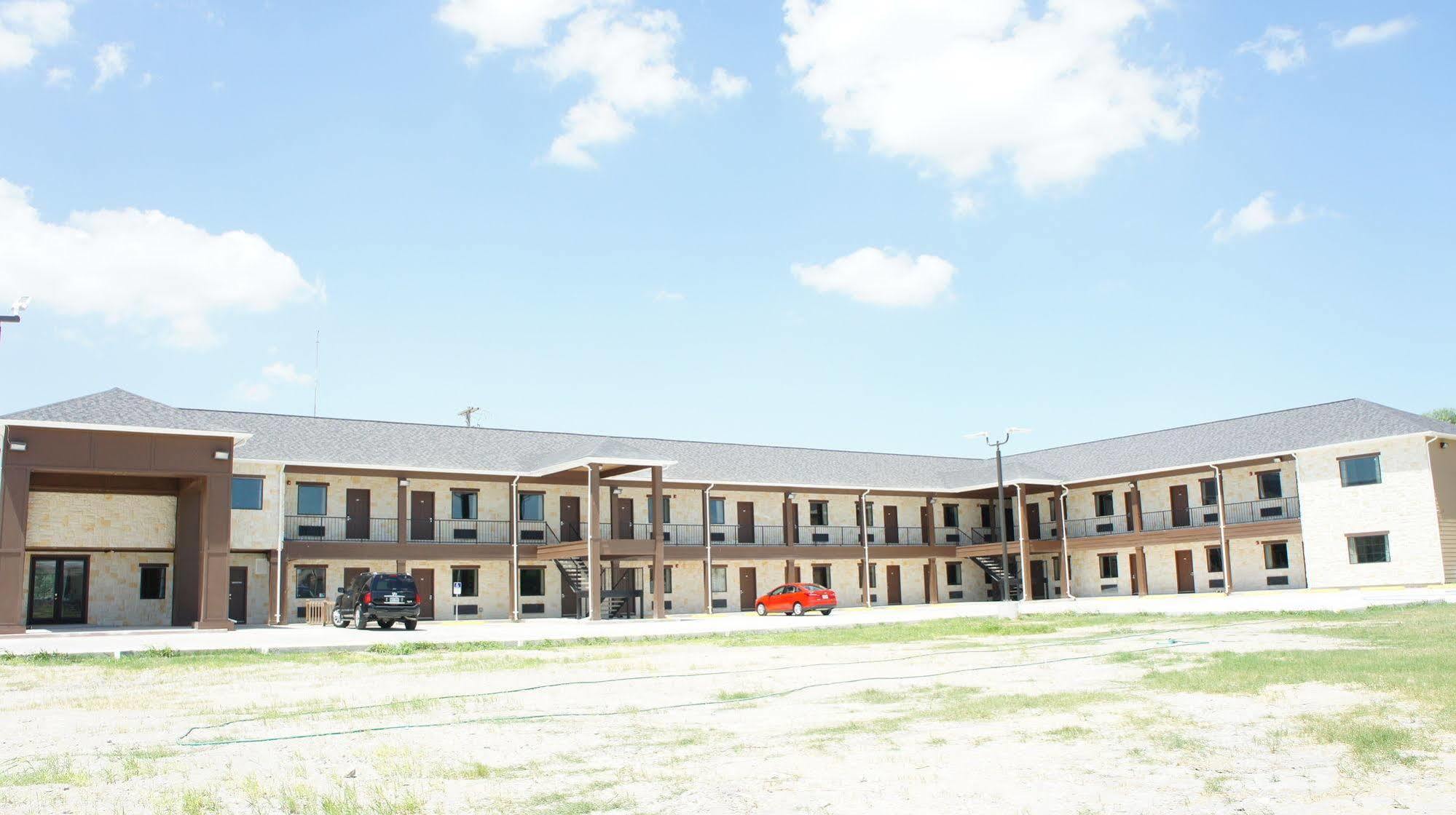 Lux Inn And Suites Three Rivers Esterno foto