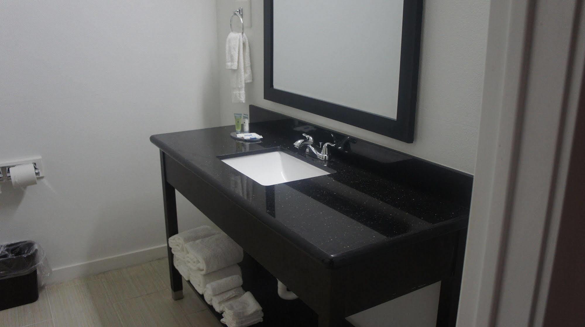 Lux Inn And Suites Three Rivers Esterno foto