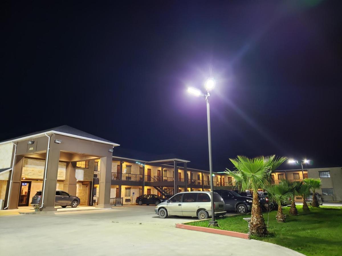 Lux Inn And Suites Three Rivers Esterno foto