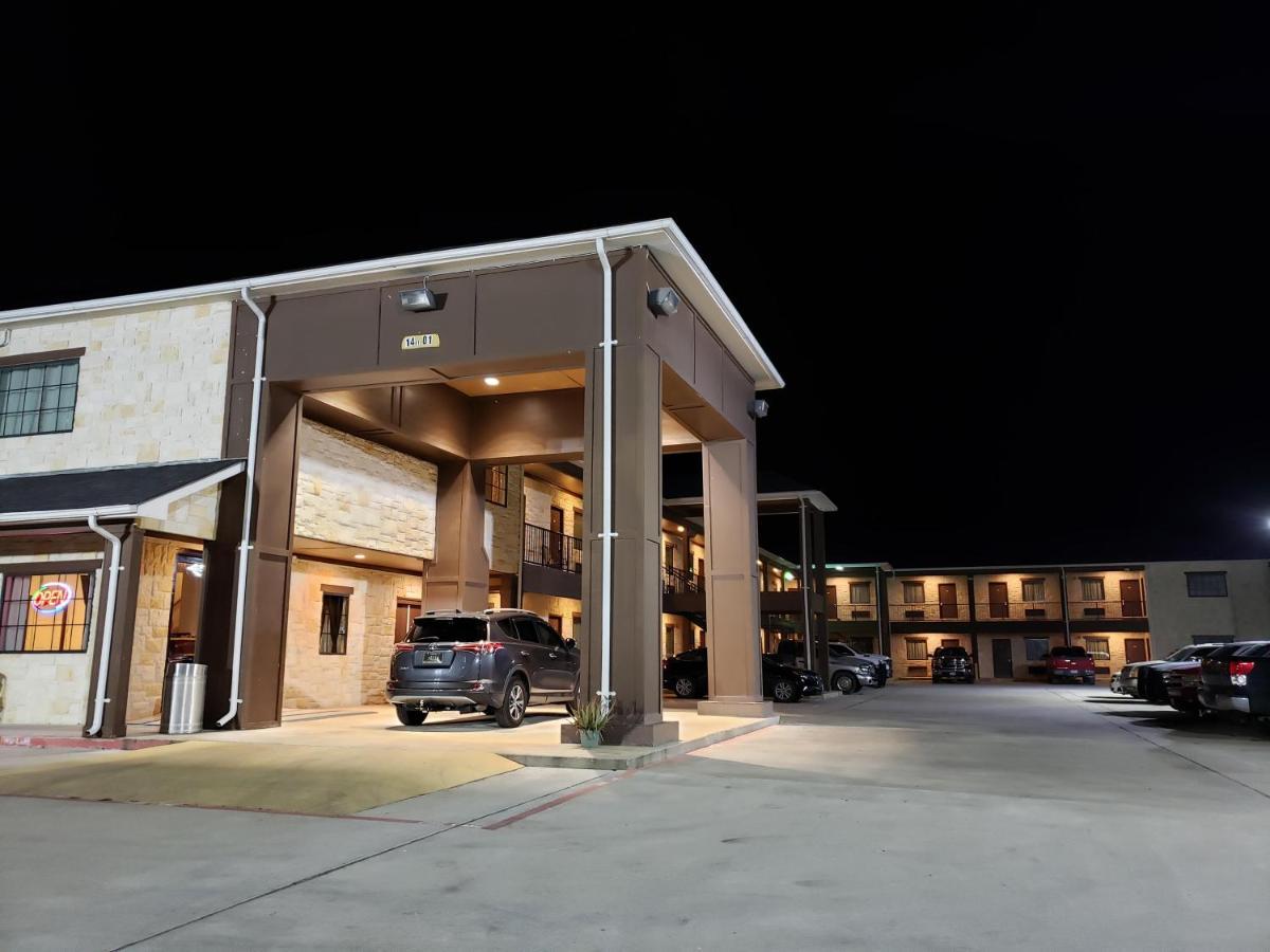 Lux Inn And Suites Three Rivers Esterno foto